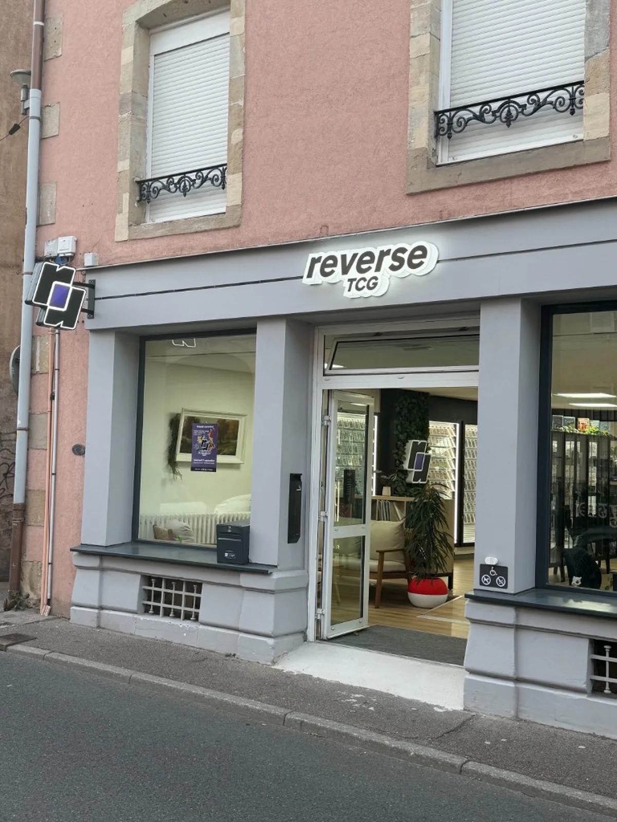 Devanture Reverse TCG, 15 rue des Capucins à Remiremont